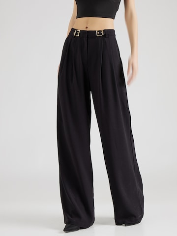 Loosefit Pantaloni con pieghe 'Gigi' di Hoermanseder x About You in nero: frontale