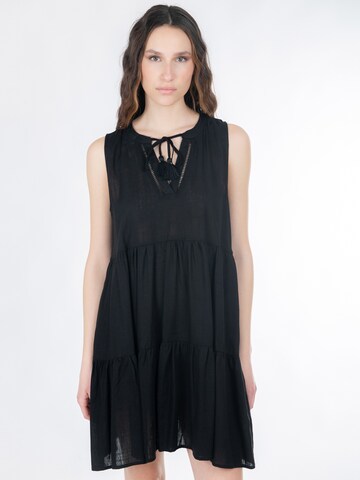 Influencer - Vestido 'Tiered' en negro: frente