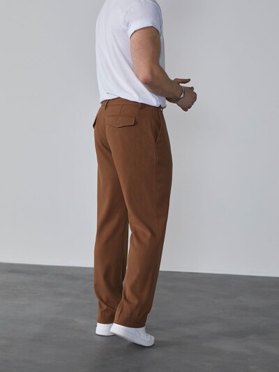 DAN FOX APPAREL Kalhoty s puky 'Tiago' - hnědá, Model/ka