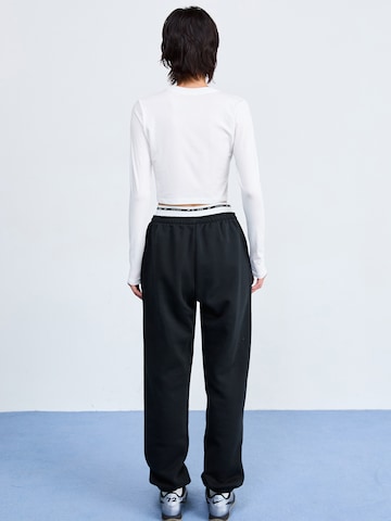 Nike Sportswear - Loosefit Pantalón 'PHNX FLC' en negro