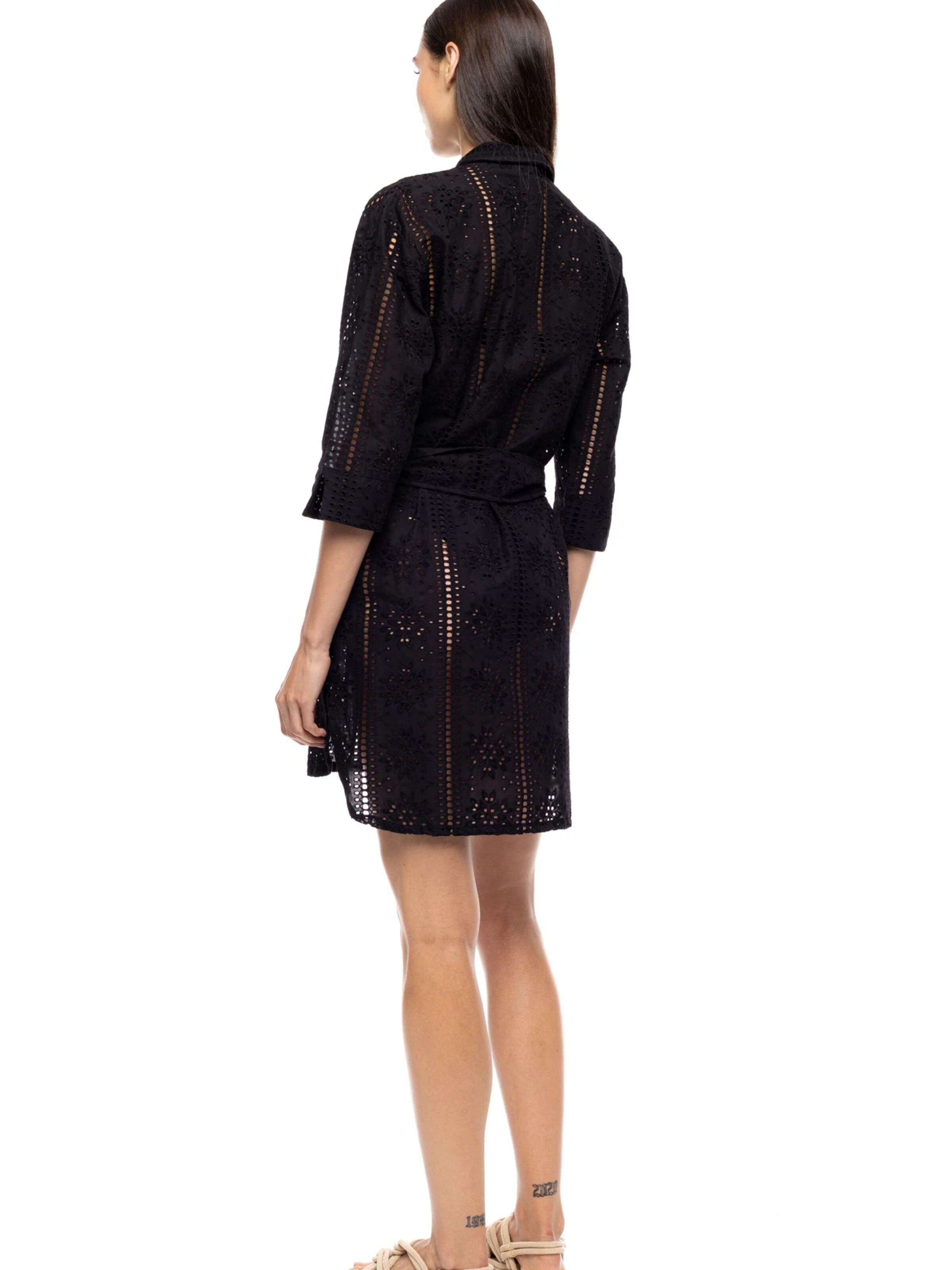 Pink Label - Vestido de verano 'BEACHWEAR FLOWER EMBRODERY' en negro