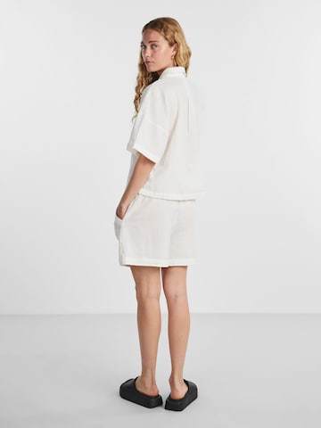 PIECES - Blusa 'Kiana' em branco