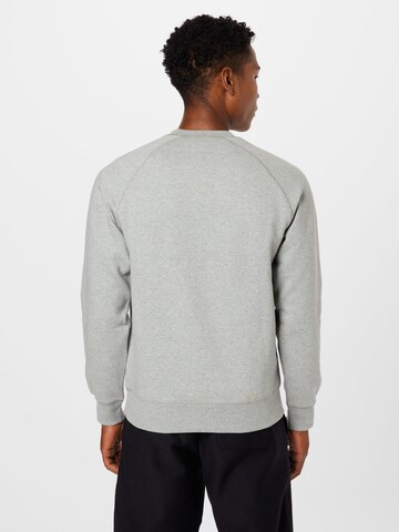 Carhartt WIP Sweatshirt 'Chase' in Grey