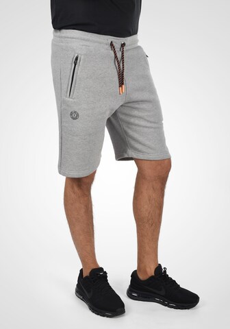 Regular Pantalon 'Rafik' !Solid en gris : devant