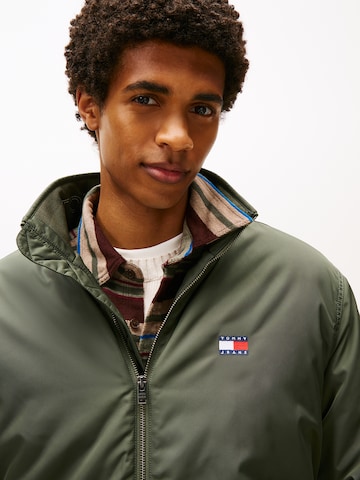 Tommy Jeans Демисезонная куртка в Зеленый
