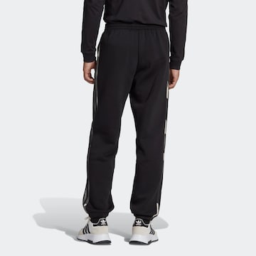 ADIDAS ORIGINALS Zwężany krój Spodnie 'Graphics Camo Sweat' w kolorze czarny