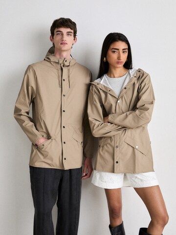 Veste fonctionnelle RAINS en beige : devant