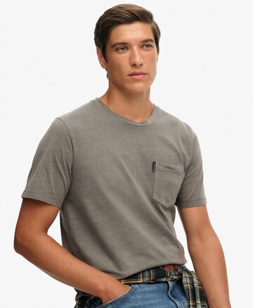 T-Shirt 'Essential' Superdry en gris : devant