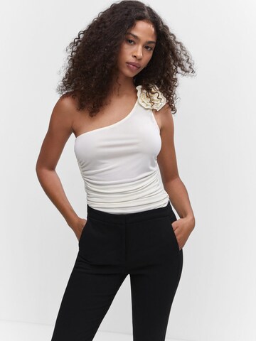 Coupe slim Pantalon 'COLA' MANGO en noir