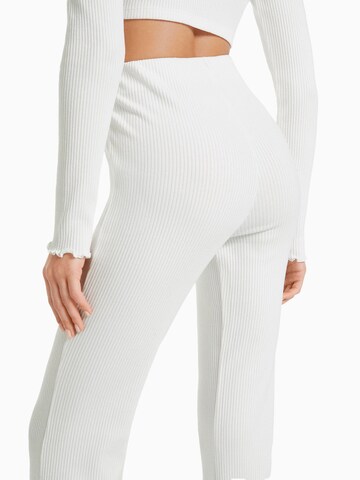 Flared Pantaloni di Bershka in bianco