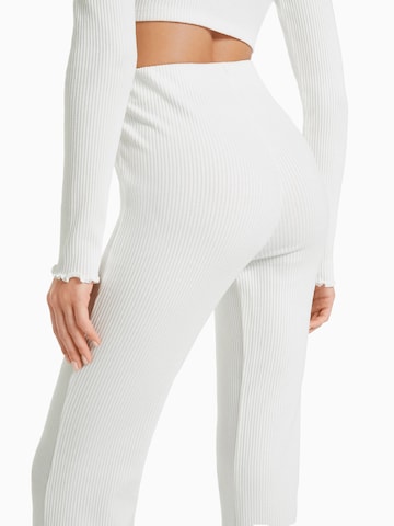 évasé Pantalon Bershka en blanc