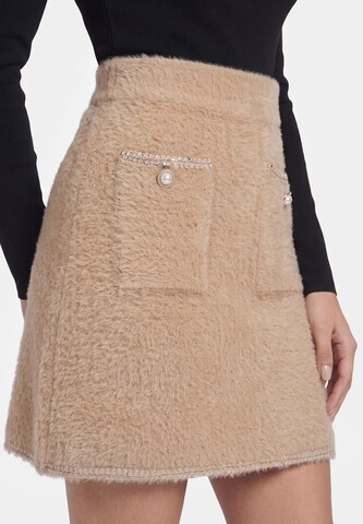 faina Rok in Beige