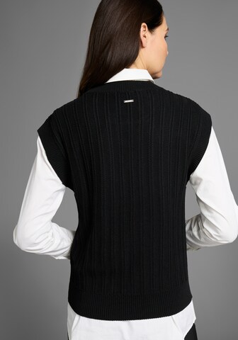 HECHTER PARIS Sweater in Black