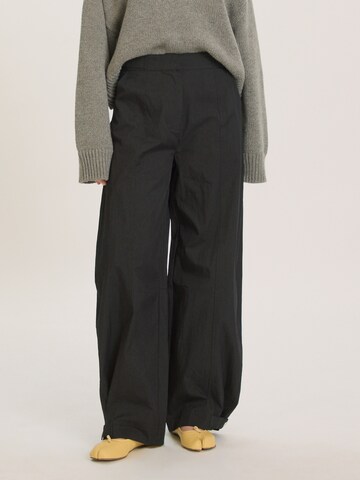 EDITED Wide leg Broek 'Bianca' in Zwart: voorkant