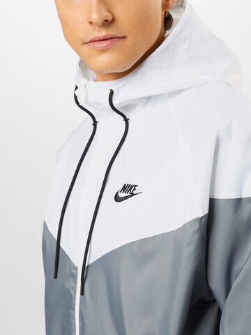 Nike Sportswear Демисезонная куртка 'Heritage Essentials' в Серый