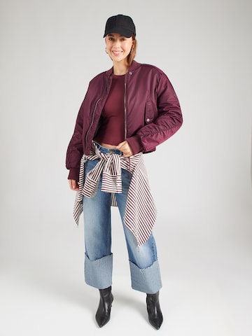 Tricou de la HOLLISTER pe roșu