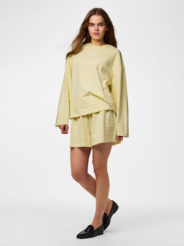 Maglietta 'PCSADIE BARREL' di PIECES in beige