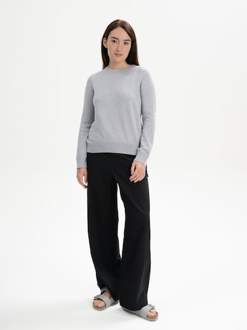 Pulover 'Dhana' de la MELA pe gri: față