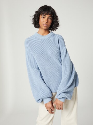 A LOT LESS Sweter 'Clara' w kolorze niebieski