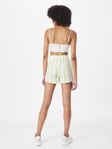 NA-KD Regular Shorts in Grün