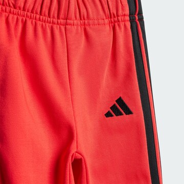 Survêtement 'Essentials' ADIDAS SPORTSWEAR en rouge