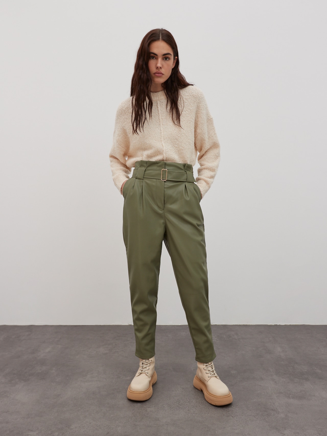 EDITED Pantalon à plis 'Margit' olive