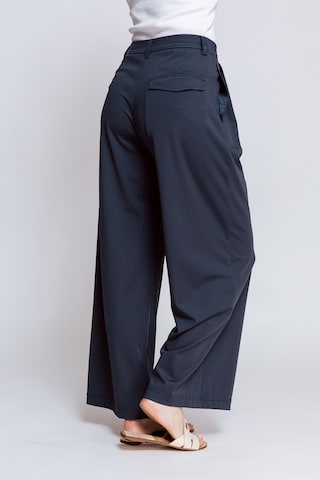 Zhrill Regular Pleat-Front Pants in Blue