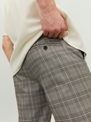 Coupe slim Pantalon chino JACK & JONES en gris