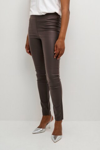 Coupe slim Leggings 'Ada' Kaffe en marron : devant