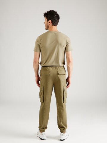 Tapered Pantaloni cargo 'Adriano' di ABOUT YOU x Jaime Lorente in verde