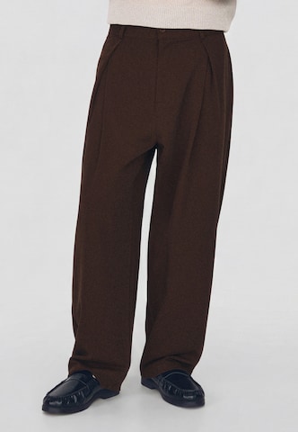 Bershka Baggy Élére vasalt nadrágok - barna: elől