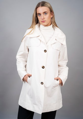 JUNGE Between-Season Jacket in White: front