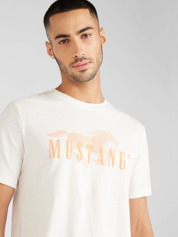 MUSTANG T-shirt 'Austin' i vit