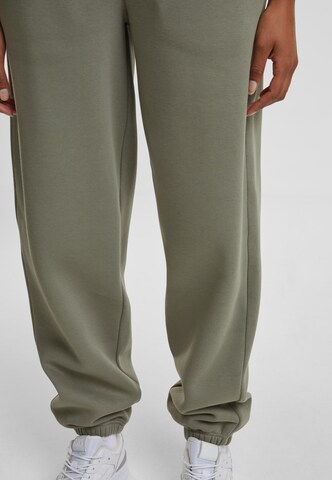 Urban Classics Конический (Tapered) Штаны в Зеленый