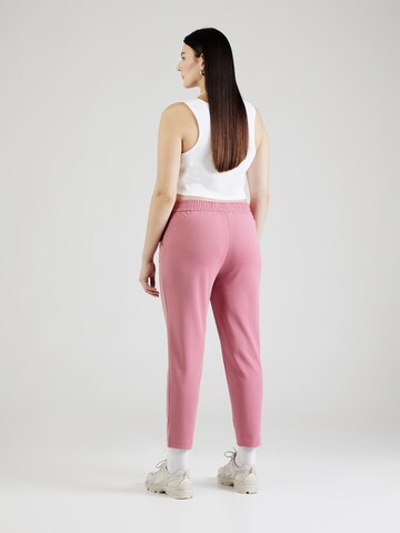 Tapered Pantaloni con pieghe di ONLY Carmakoma in rosa
