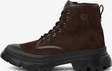 Karl Lagerfeld Nauhabootsit 'Ikon' värissä ruskea: etupuoli
