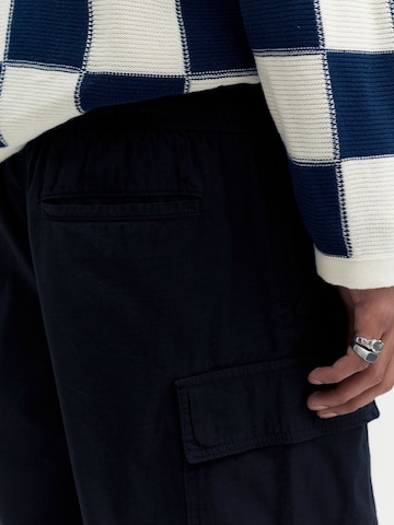 Pull&Bear Loosefit Gargohousut värissä musta