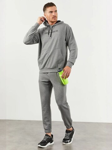 Tuta da jogging di Tommy Life in grigio: frontale