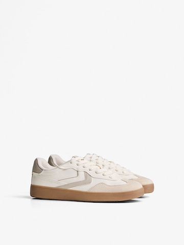 Bershka Sneakers in White