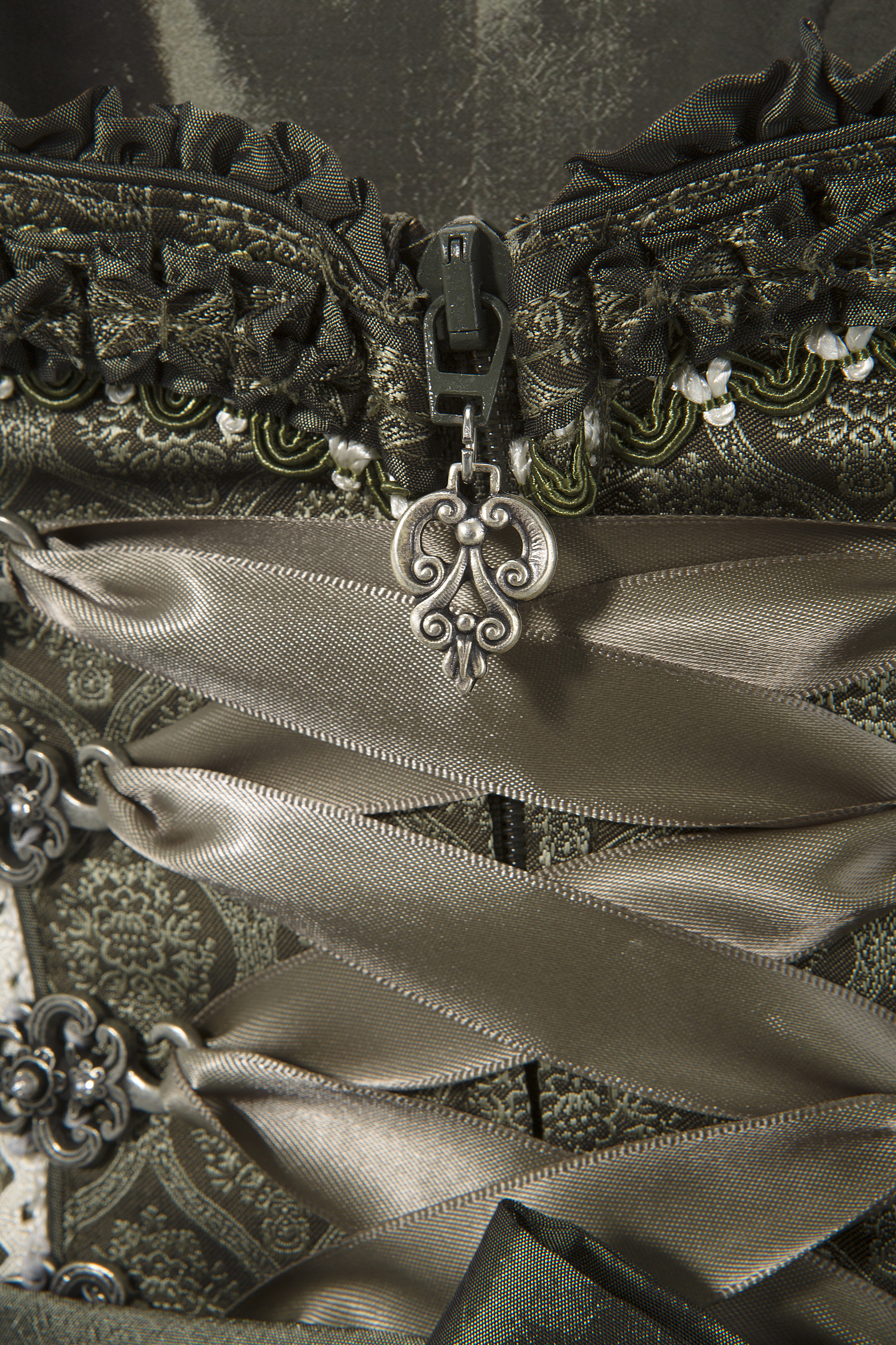 MARJO Dirndl in Oliv MARJO Dirndl in Oliv