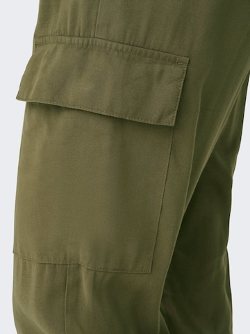 Tapered Pantaloni cargo 'Aris' di ONLY in verde