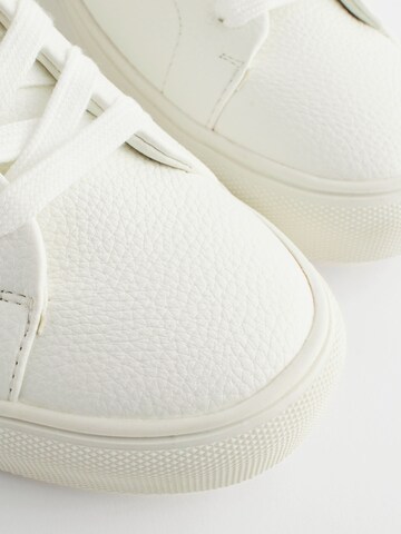 Next Låg sneaker i vit