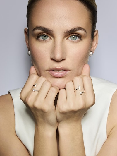 Luxenter Bague 'Alphabet T' en gris argenté, Vue avec produit