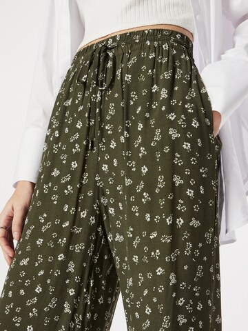 Loosefit Pantaloni 'Letizia' di ABOUT YOU in verde