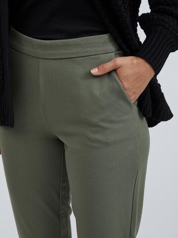 VILA Regular Trousers 'Vicarrie Ann' in Green