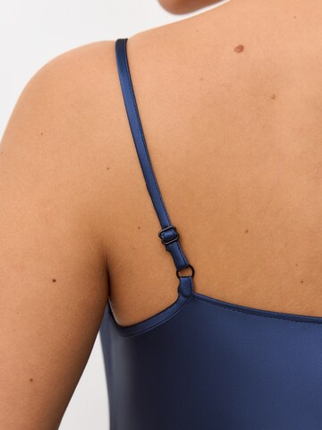 Robe 'Below the knee satin slip dress 'Grace'' Serena Silueta en bleu
