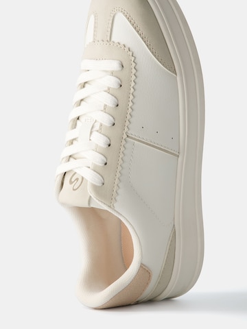 Sneaker low de la Bershka pe alb