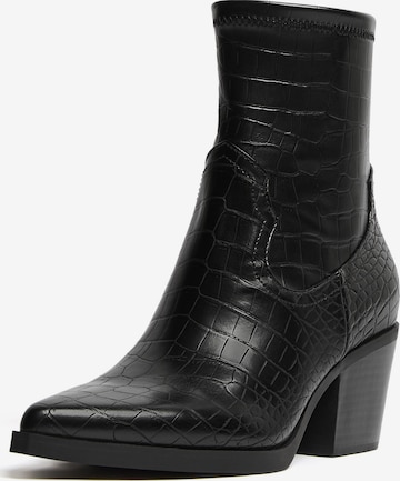 Bershka Kotníkové boty – černá: přední strana
