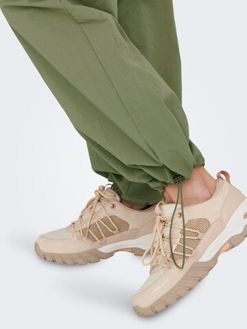 Loosefit Pantaloni cargo di ONLY in verde