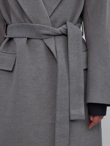 Estro - Abrigo de invierno '465' en gris